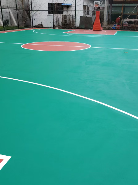 玛曲 球场长期使用易出现地面开裂